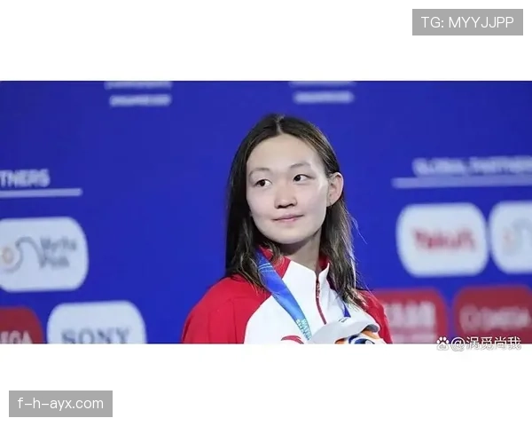 李冰洁机场随手拎的包居然比我一个月工资贵